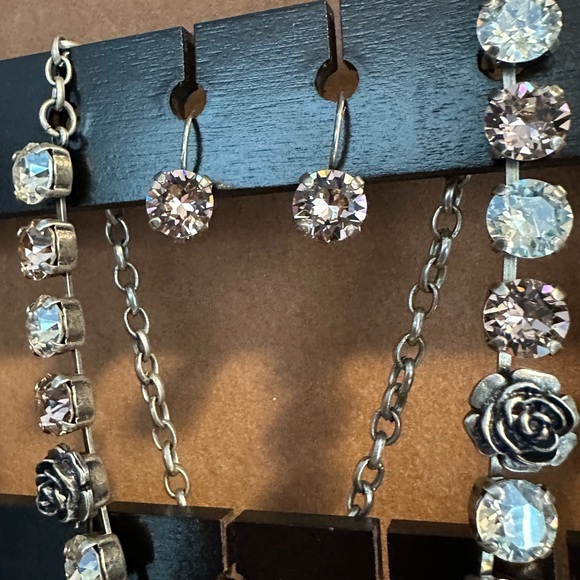 Boutique Swarovski crystal necklace and earring set - Picture 3 of 5